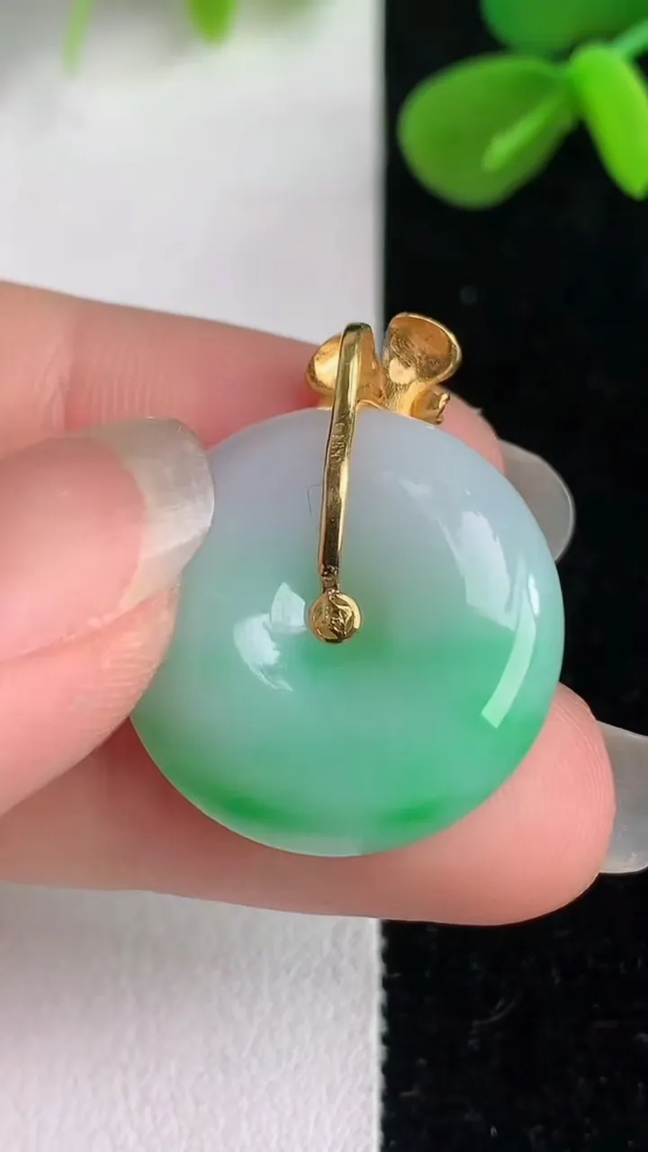 天然A货翡翠平安扣吊坠，尺寸21.2-5.8，重量:5.60g
6月4日