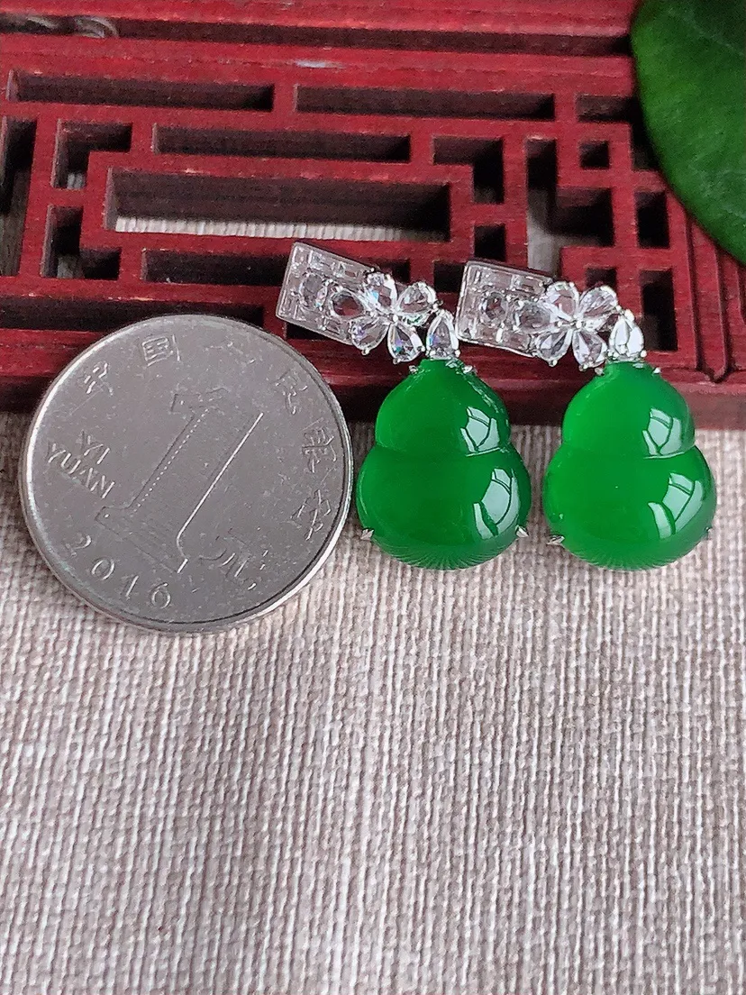 天然A货翡翠18K金伴钻镶嵌阳绿葫芦耳坠 尺寸15.3×12.5×9mm 重量8.05g 0603