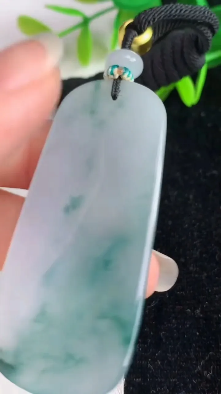 天然A货翡翠飘花观音菩萨吊坠，尺寸58-25.6-5.3，重量:23.20g
6月4日