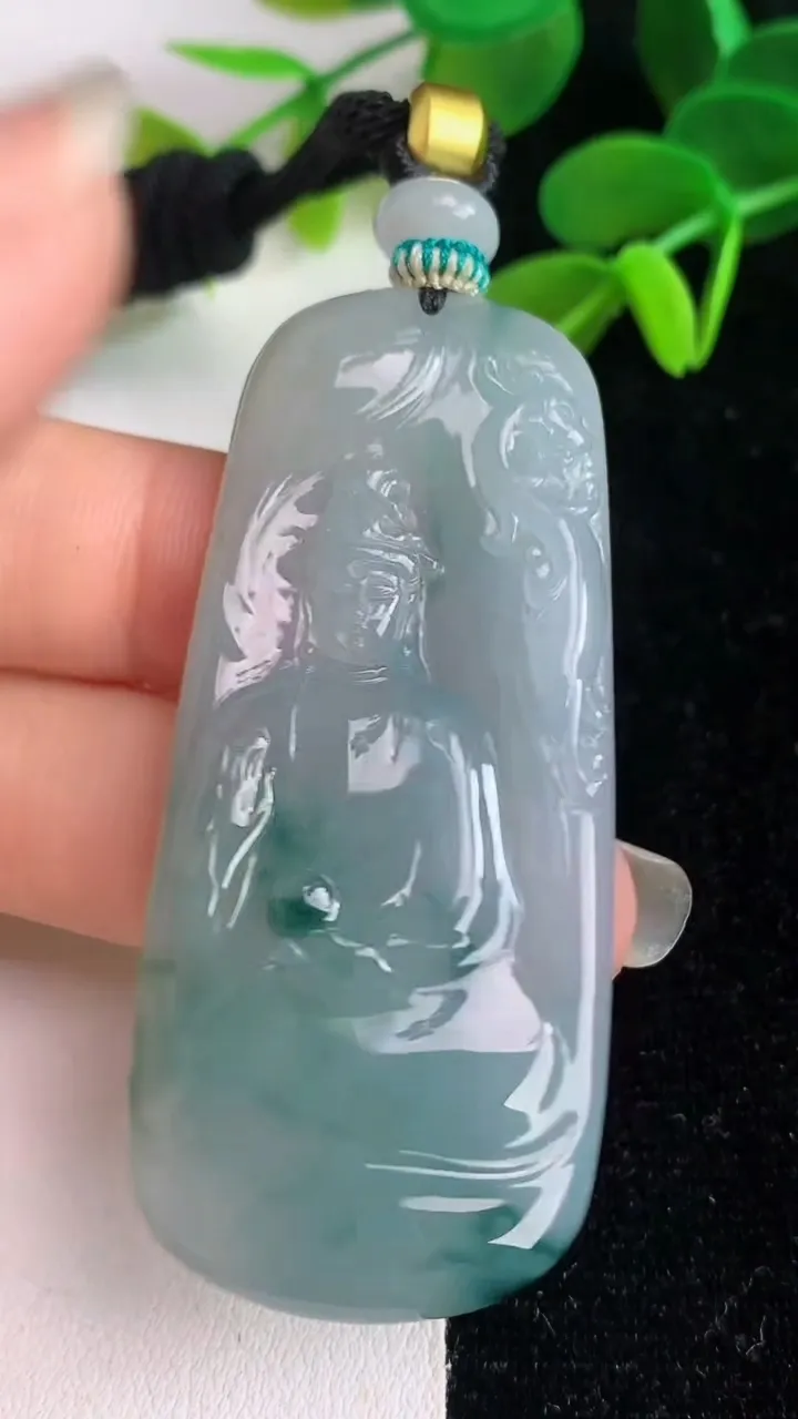 天然A货翡翠飘花观音菩萨吊坠，尺寸58-25.6-5.3，重量:23.20g
6月4日