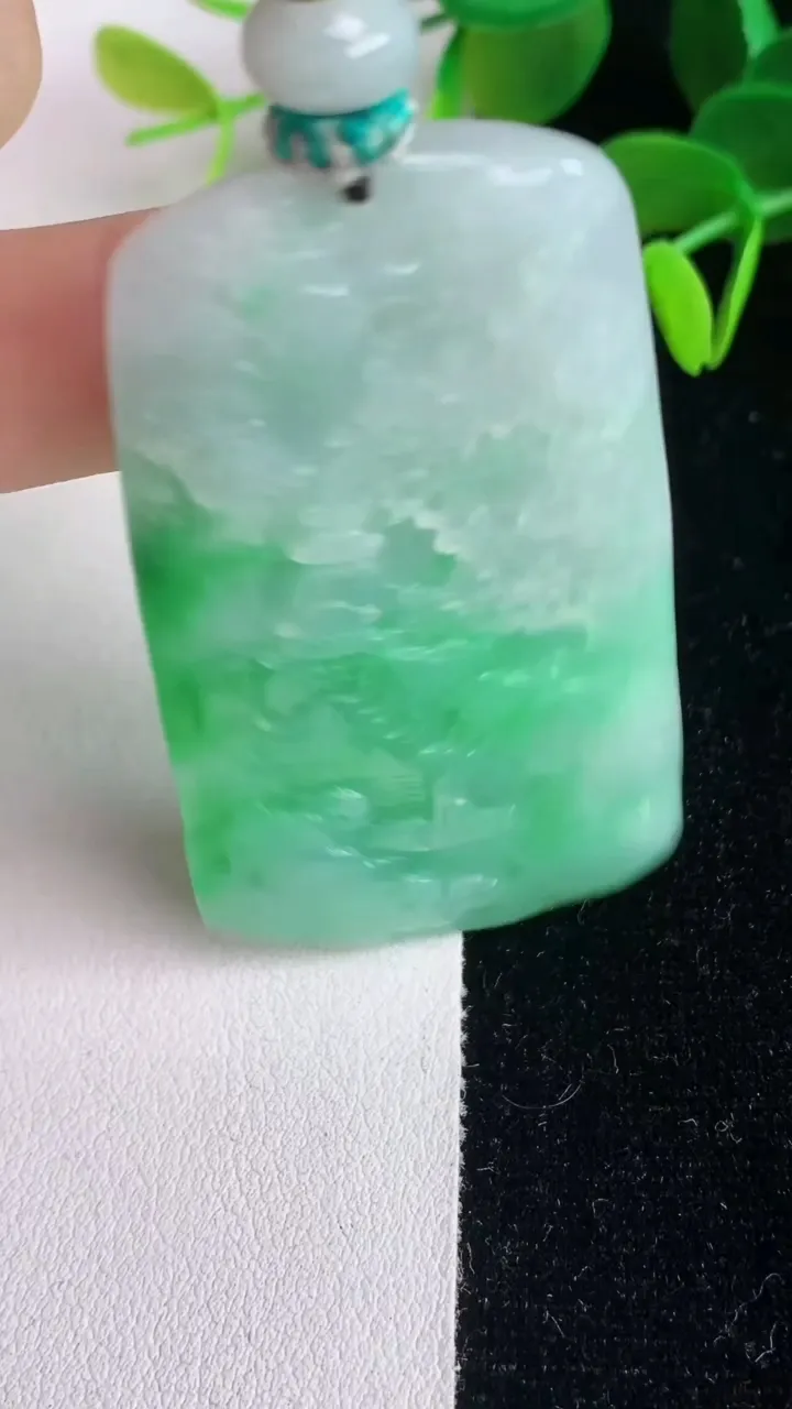 天然A货翡翠山水牌吊坠，尺寸56.2-32.8-7，重量:31.76g
6月4日