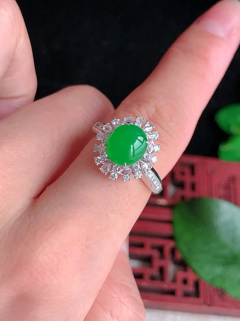 天然A货翡翠18K金伴钻镶嵌阳绿蛋面戒指 圈口17裸石尺寸7.8×7mm 重量4.03g 0603