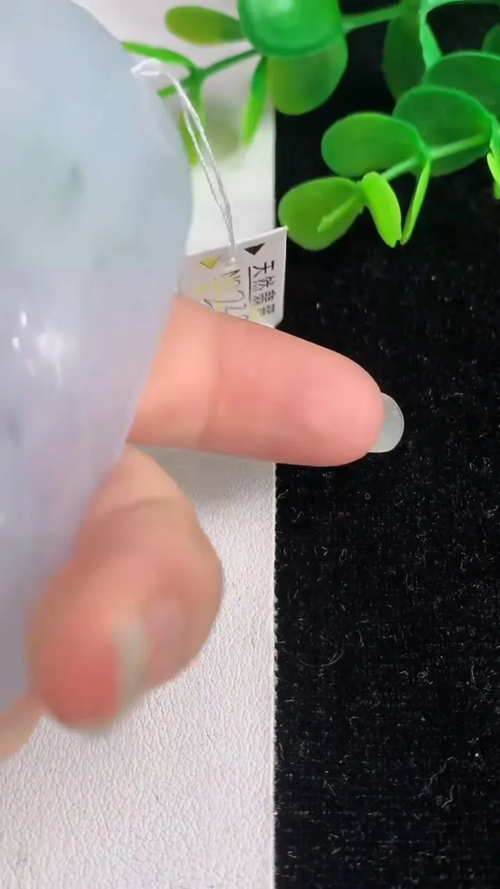 天然A货翡翠飘花大日如来吊坠，尺寸72-41.8-5.3，重量:35.36g
6月4日
