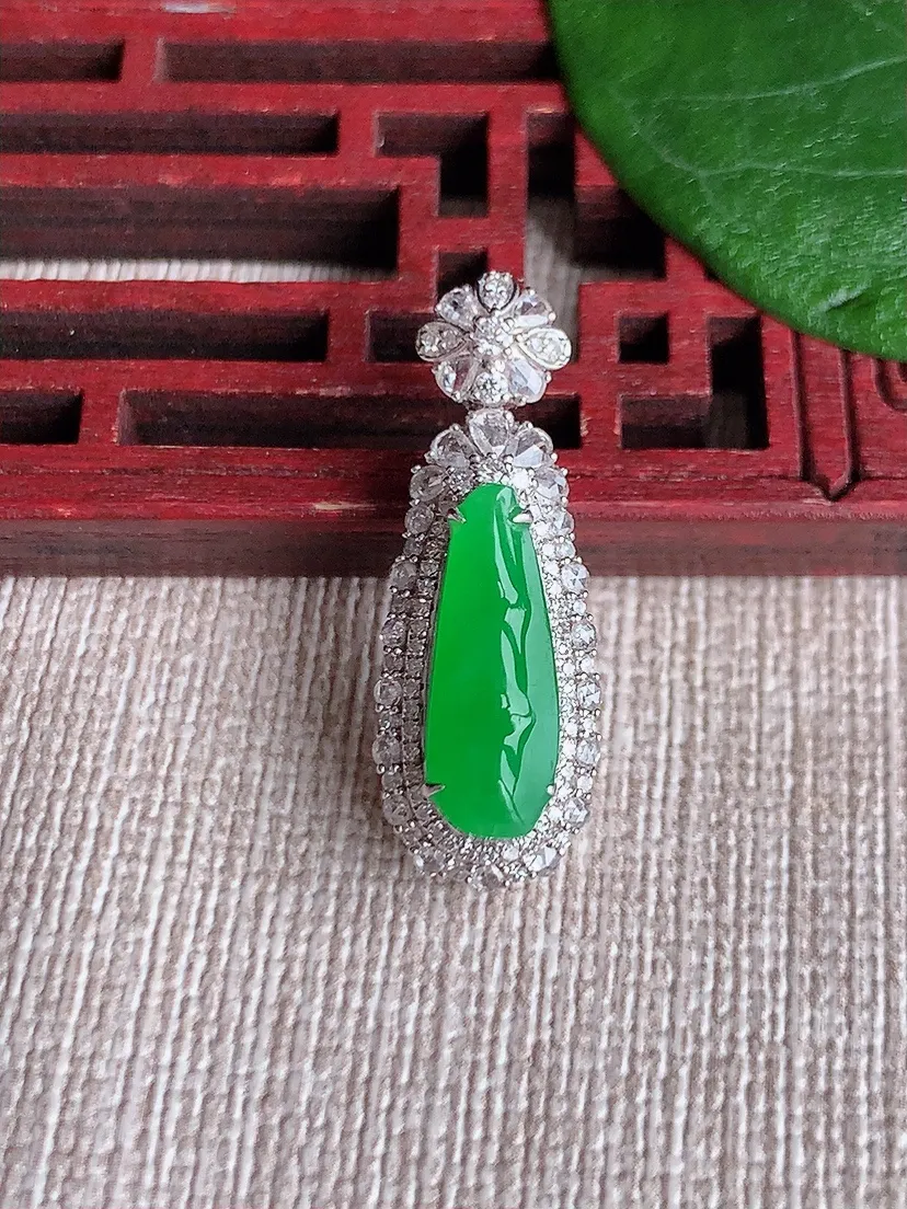 天然A货翡翠18K金伴阳绿四季豆福豆平安豆吊坠尺寸27×9.7×8.7裸石15×5.5m量3.30g