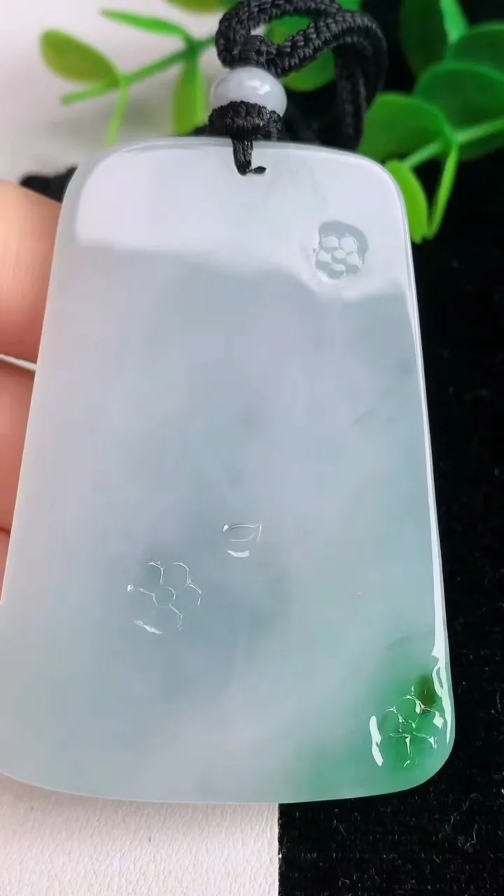 天然A货翡翠飘花文殊菩萨吊坠，尺寸61.5-41.2-5.2，重量:35.65g
6月4日