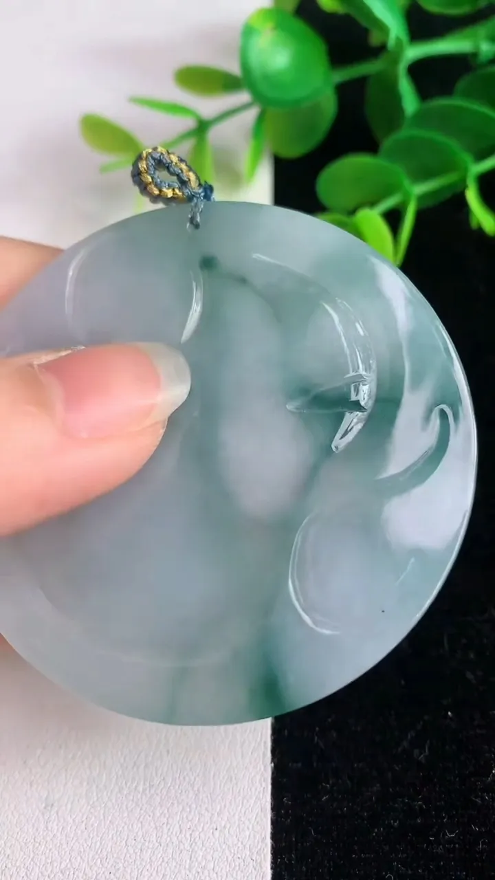 天然A货翡翠飘花虚空藏观音菩萨吊坠，尺寸55.3-5.7，重量:36.52g
6月4日
