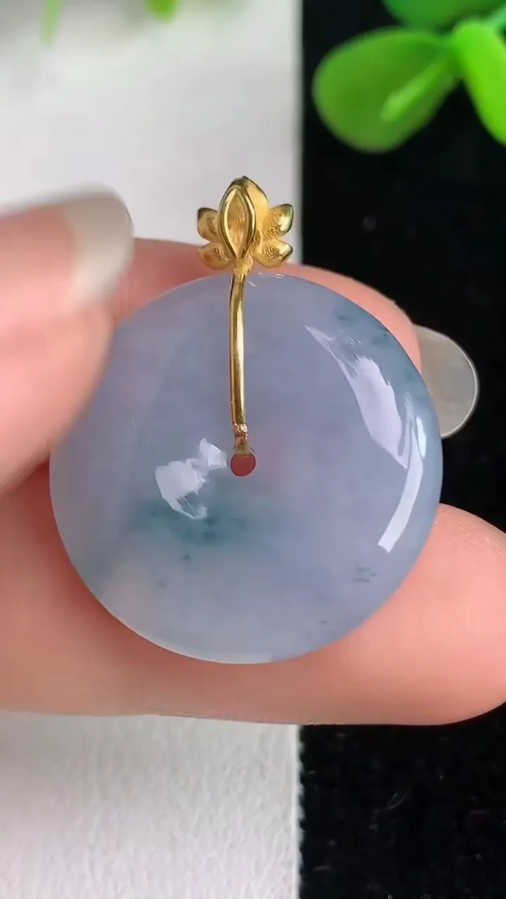 天然A货翡翠 18k金飘花平安扣吊坠，尺寸22.7-4.5，重量:5.35g
6月4日