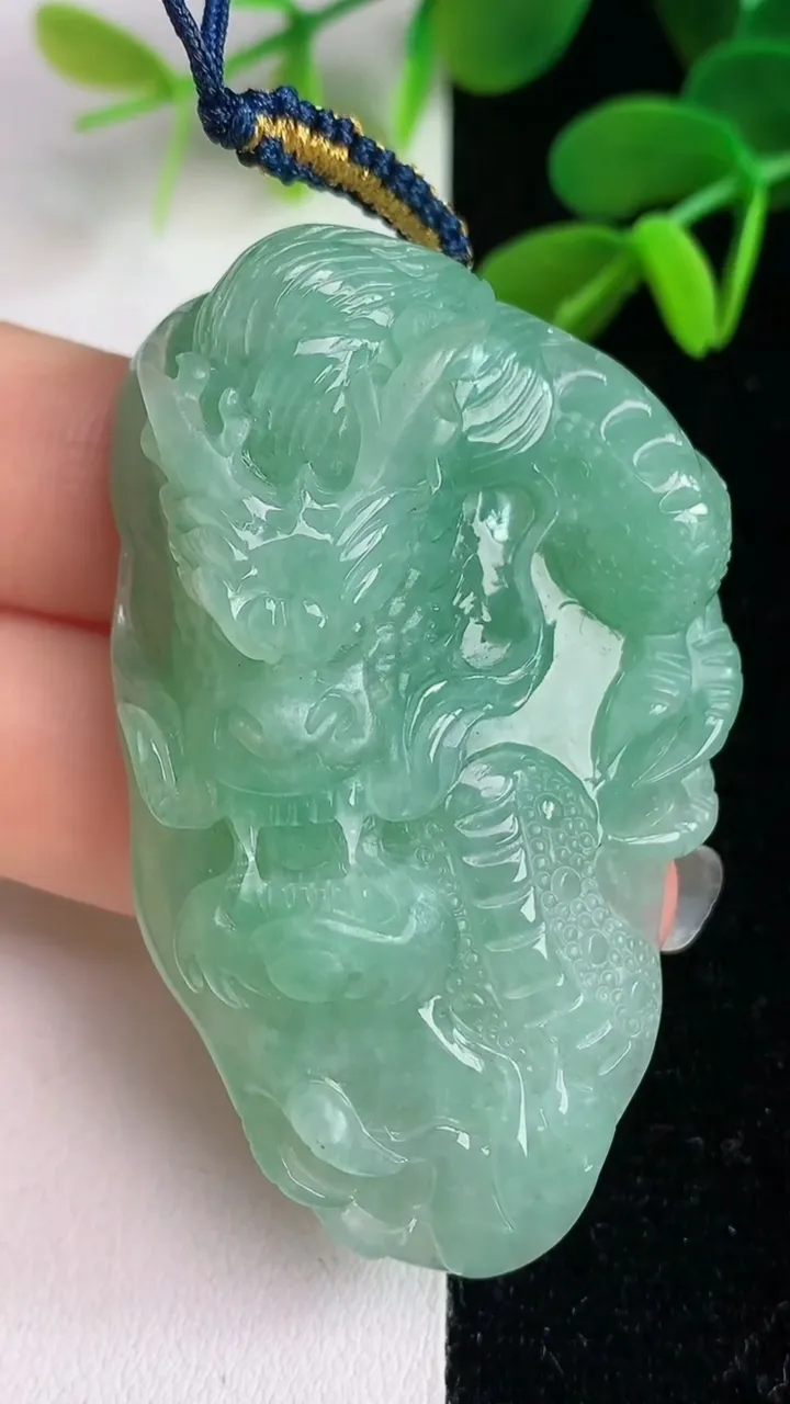 天然A货翡翠龙牌吊坠，尺寸54.7-34.3-14.3，重量:38.14g
6月4日