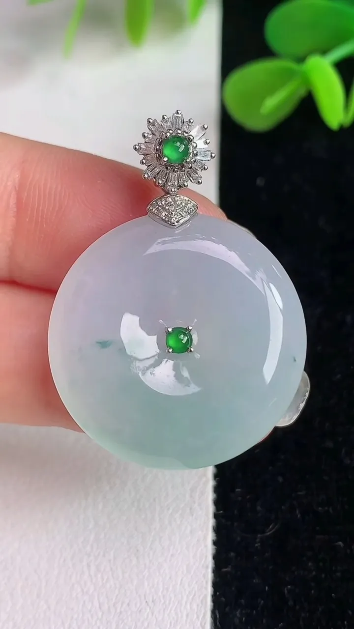 天然A货翡翠k金飘花平安扣吊坠，尺寸25.6-5.5，重量:8.64g
6月4日