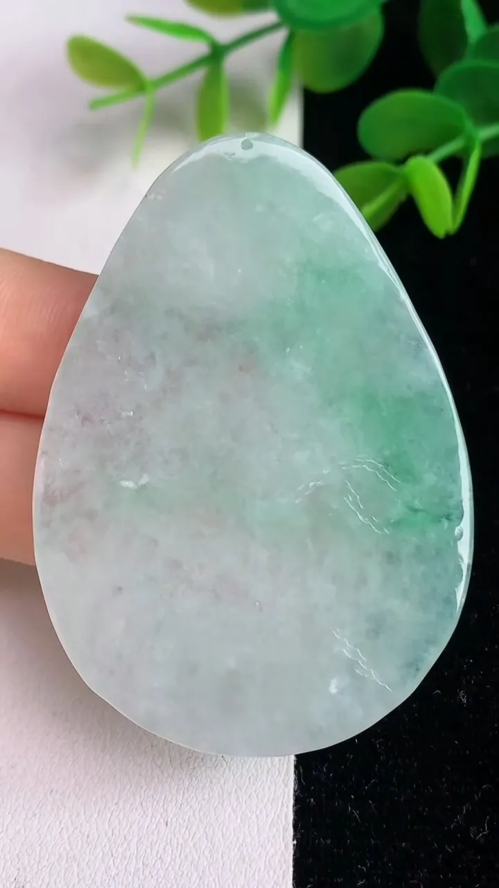 天然A货翡翠山水牌吊坠，尺寸57.3-40.8-4.5，重量:22.83g
6月4日