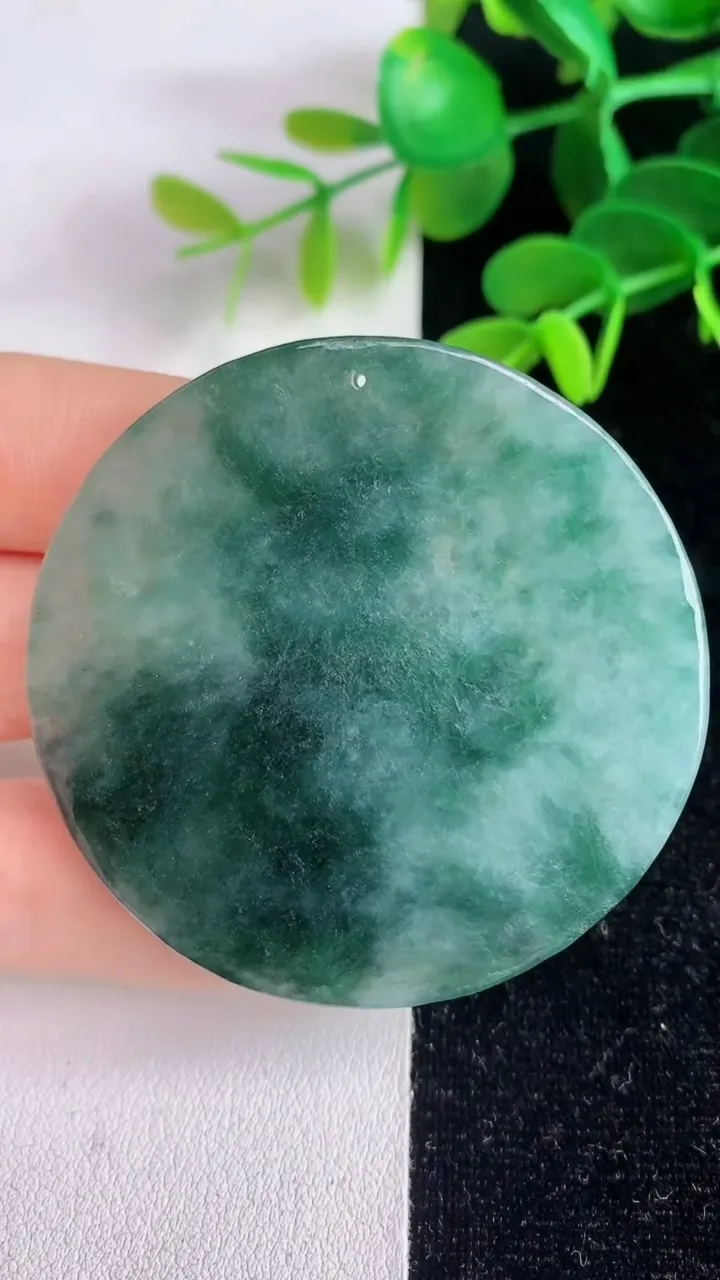 天然A货翡翠飘花不动明王吊坠，尺寸51.2-5.4，重量:28.30g
6月4日