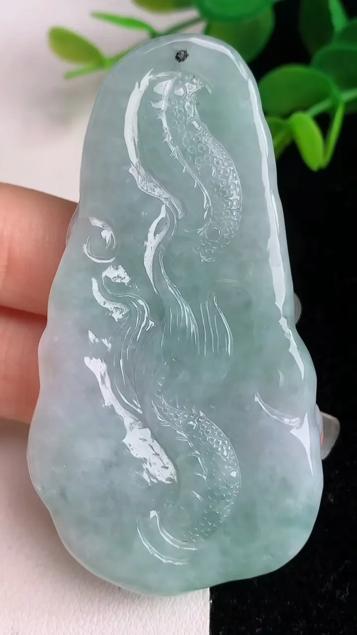 天然A货翡翠龙牌吊坠，尺寸28.5-38.3-9.6，重量:45.13g
6月4日