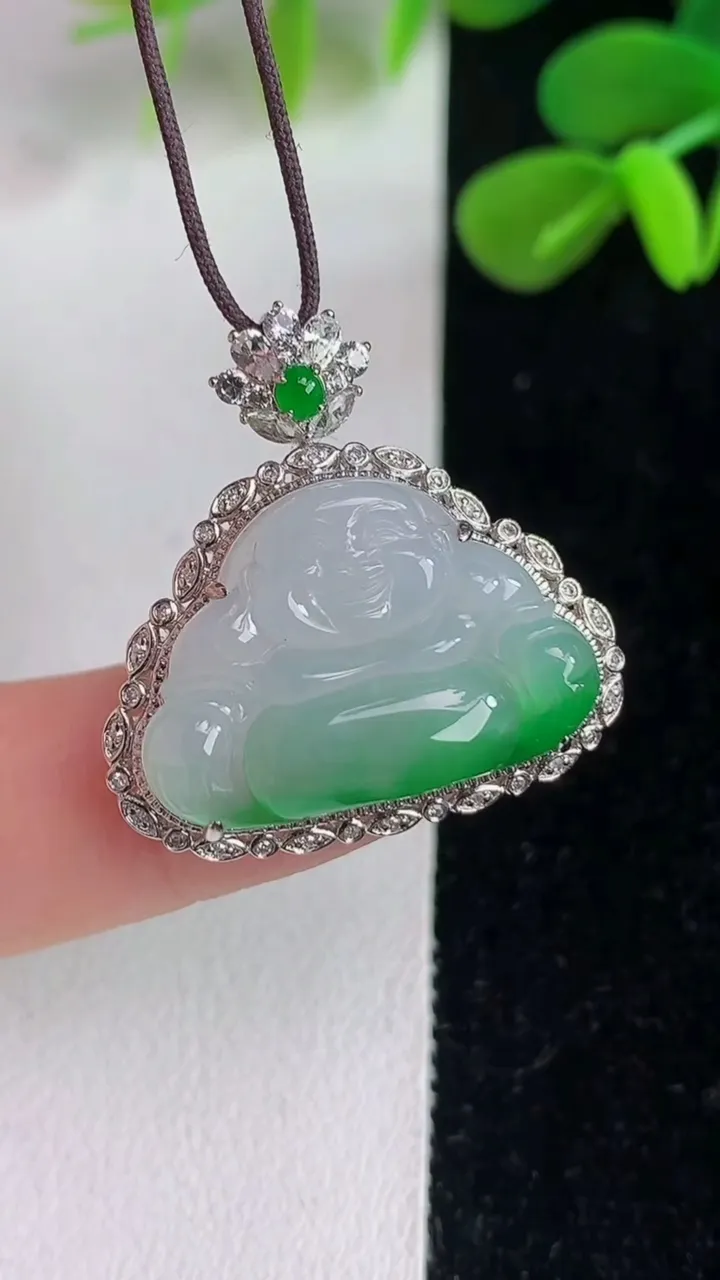 天然A货翡翠佛公吊坠，尺寸26.3-26.2-8.5，裸石15.7-22.3重量:3.99g
6月4