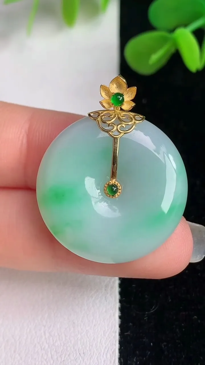 天然A货翡翠平安扣吊坠，尺寸25-5.6，重量:7.73g
6月4日
