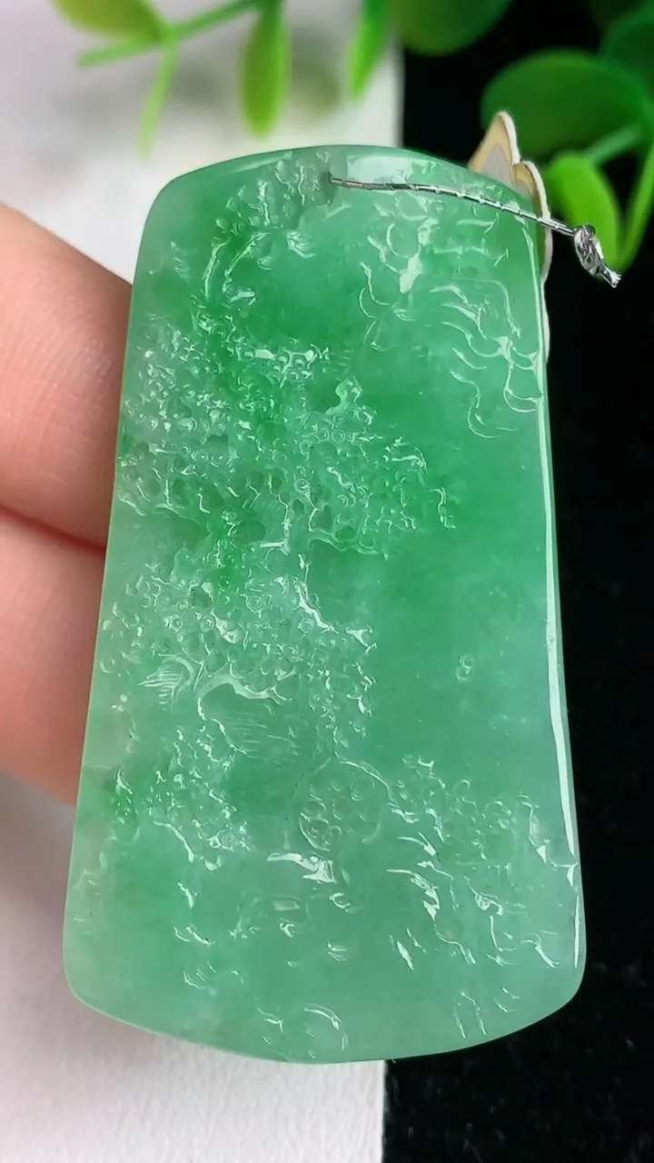 天然A货翡翠山水牌吊坠，尺寸52-29.4-5.5，重量:16.75g
6月4日