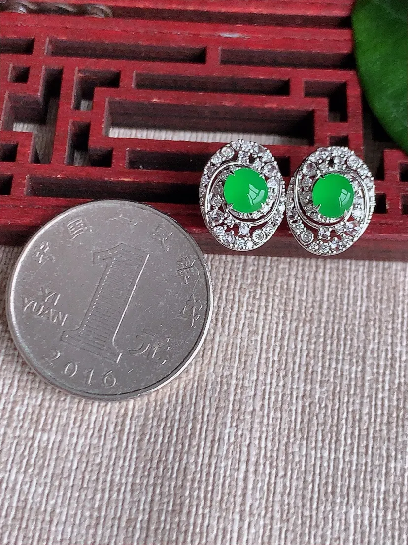 天然A货翡翠18K金伴钻镶嵌阳绿蛋面耳钉 尺寸4.8×4.4mm 重量2.70g 0603