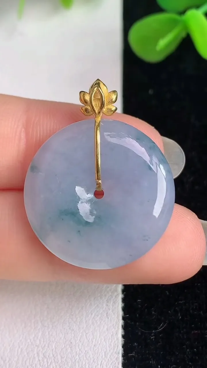 天然A货翡翠 18k金飘花平安扣吊坠，尺寸22.7-4.5，重量:5.35g
6月4日