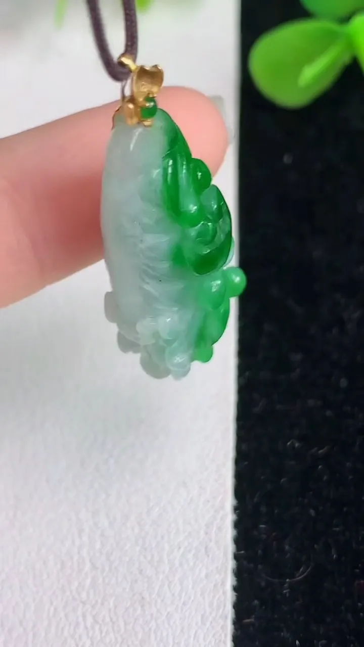 天然A货翡翠白菜吊坠，尺寸30-13-9.2，重量:5.57g
6月4日