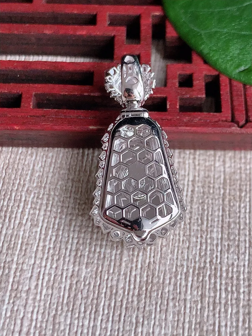 天然A货翡翠18K金伴阳绿无事牌吊坠尺寸30×14.4×8.8裸石13.4×9.7m量4.40g 0