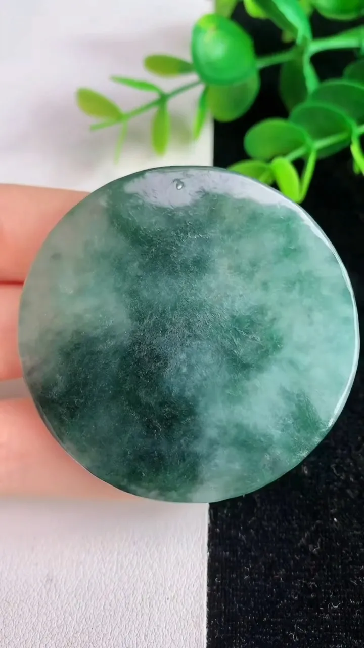 天然A货翡翠飘花不动明王吊坠，尺寸51.2-5.4，重量:28.30g
6月4日