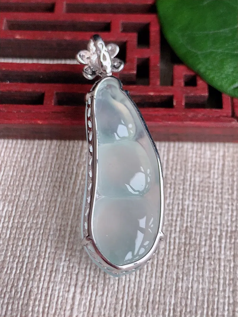 天然A货翡翠18K金伴白月光四季豆福豆平安豆吊坠尺寸41.6×32.8×13.2×8.4m量5.59g 0603