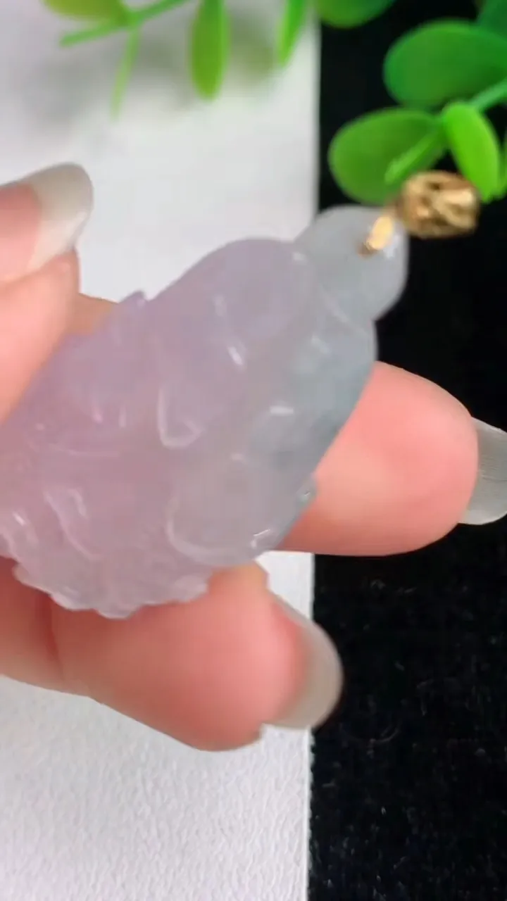 天然A货翡翠k金飘花白菜吊坠，尺寸30.6-18.8-6.2，重量:5.38g
6月4日