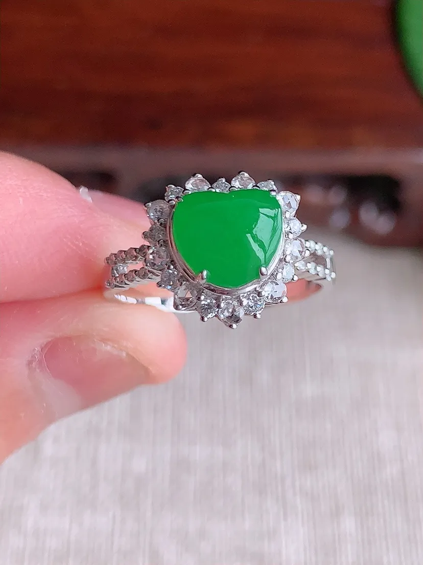 天然A货翡翠18K金伴钻镶嵌阳绿爱心戒指 圈口17裸石尺寸7×7mm 重量2.97g 0603