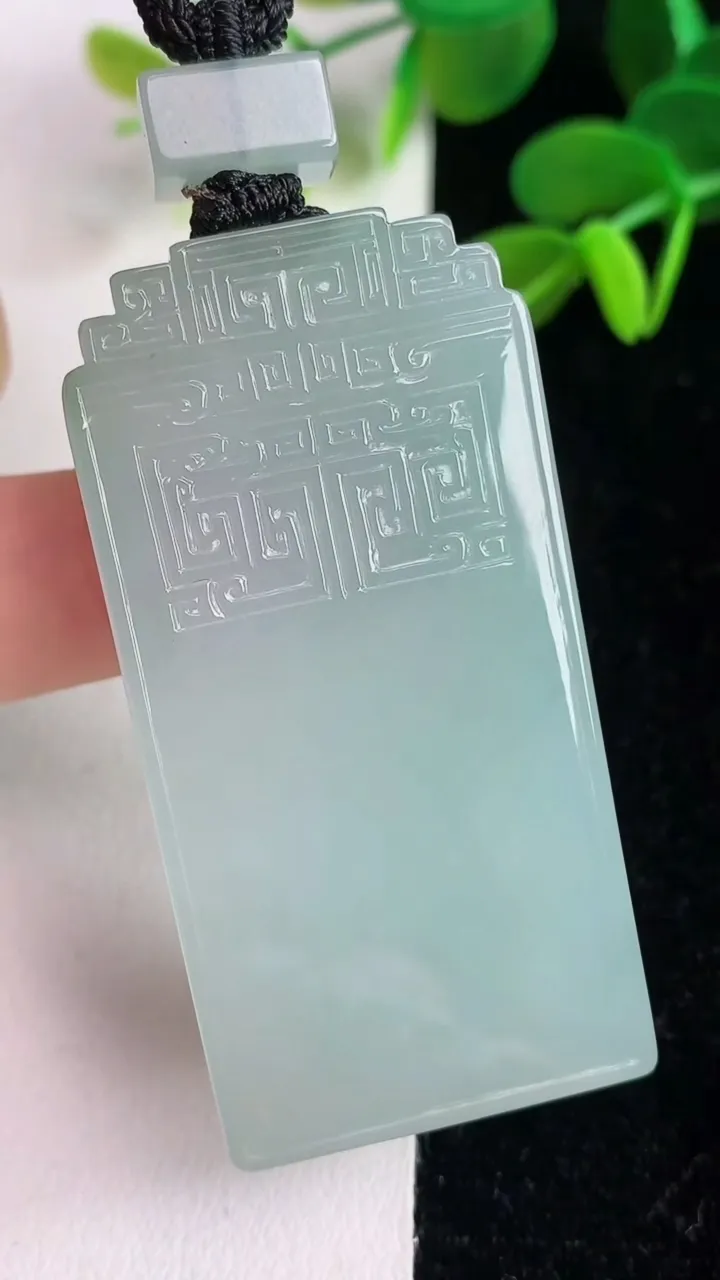 天然A货翡翠仿古无事牌吊坠，尺寸53.8-27-5.5，重量:30.29g
6月4日