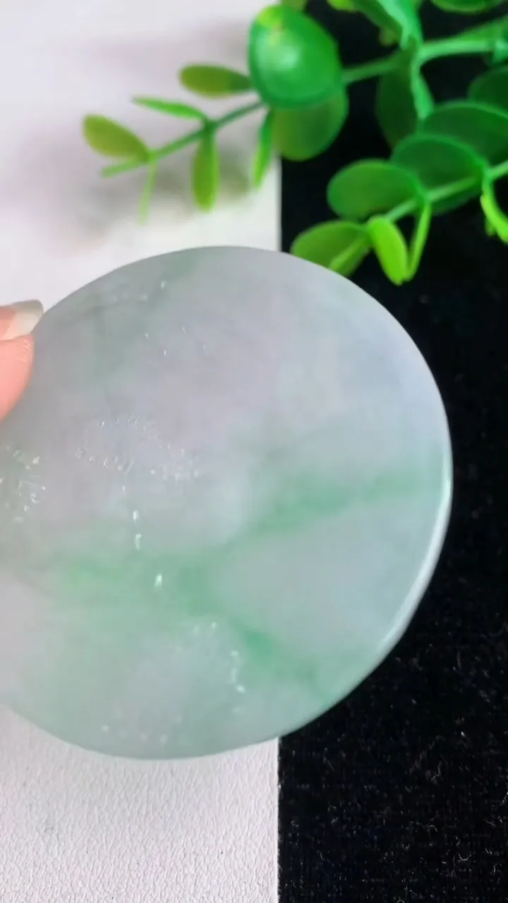 天然A货翡翠大日如来吊坠，尺寸52-5.8，重量:33.55g
6月4日