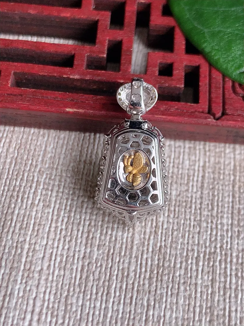 天然A货翡翠18K金伴阳绿无事牌吊坠尺寸22.8×11×8裸石9.7×8m量2.75g 0603