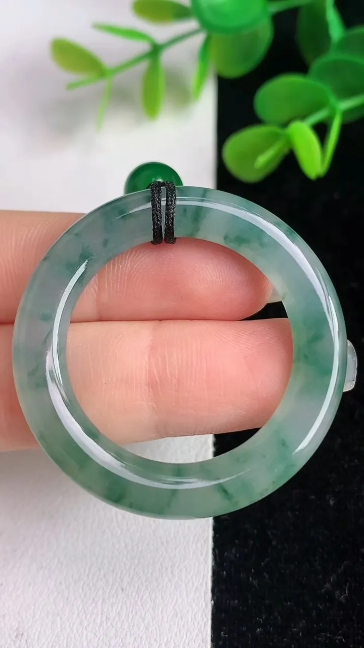 天然A货翡翠冰种飘花平安环吊坠，尺寸40-4.8，重:9.05g
6月4日