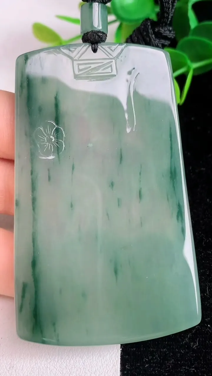 天然A货翡翠飘花大势至观音菩萨吊坠，尺寸71-43.3-5.5，重量:46.69g
6月4日