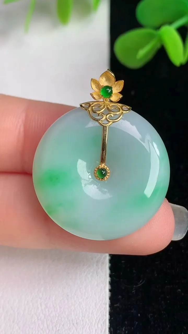 天然A货翡翠平安扣吊坠，尺寸25-5.6，重量:7.73g
6月4日