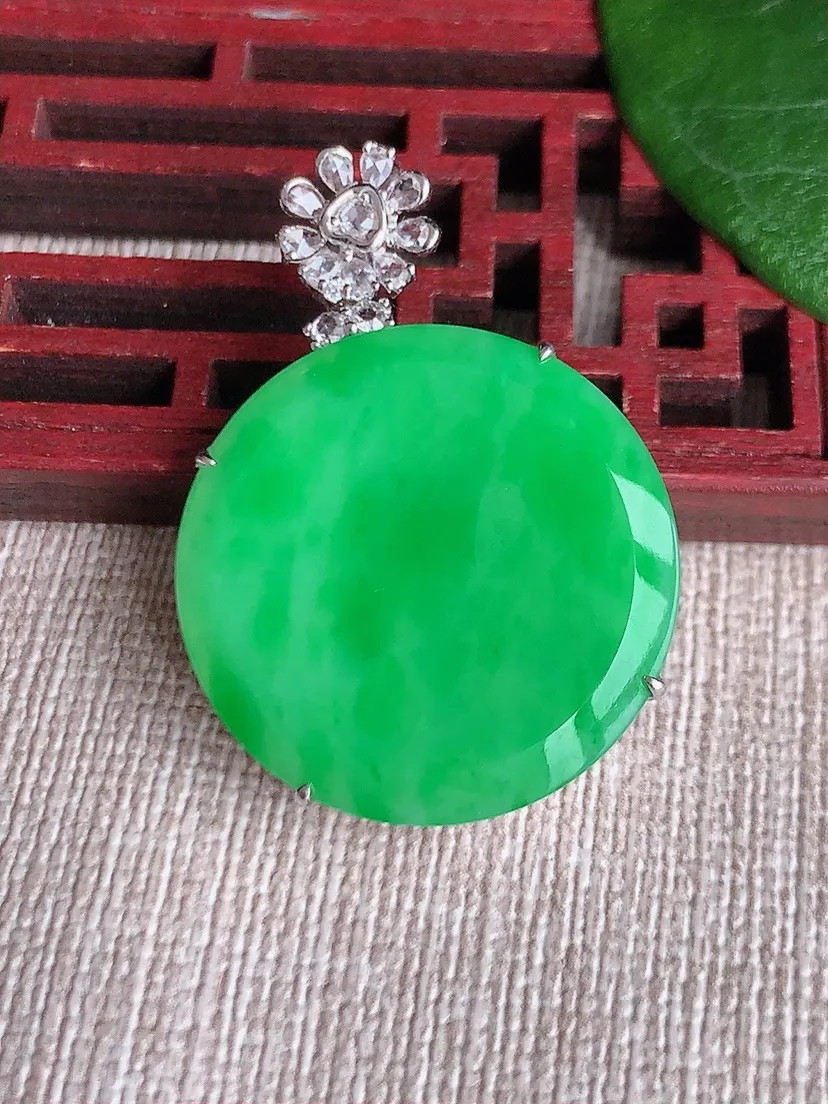 天然A货翡翠18K金伴阳绿无事牌吊坠尺寸35×24×6.4m量7.16g 0603