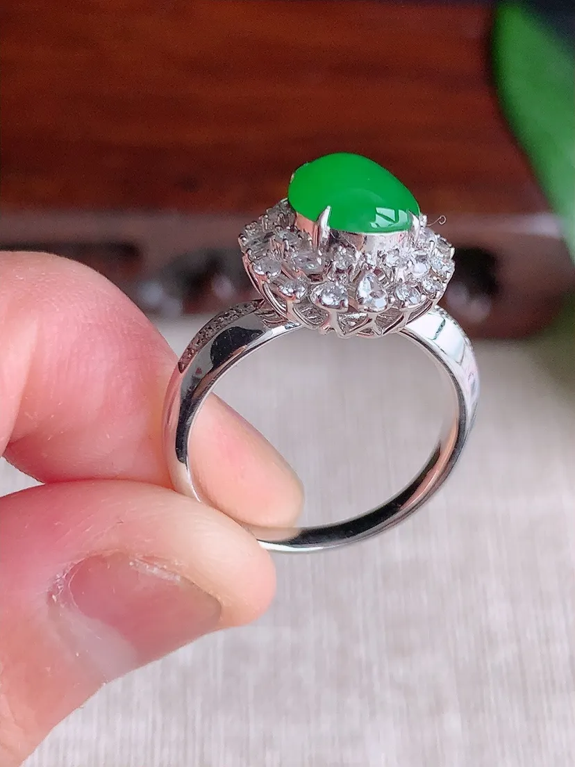天然A货翡翠18K金伴钻镶嵌阳绿蛋面戒指 圈口17裸石尺寸7.8×7mm 重量4.03g 0603
