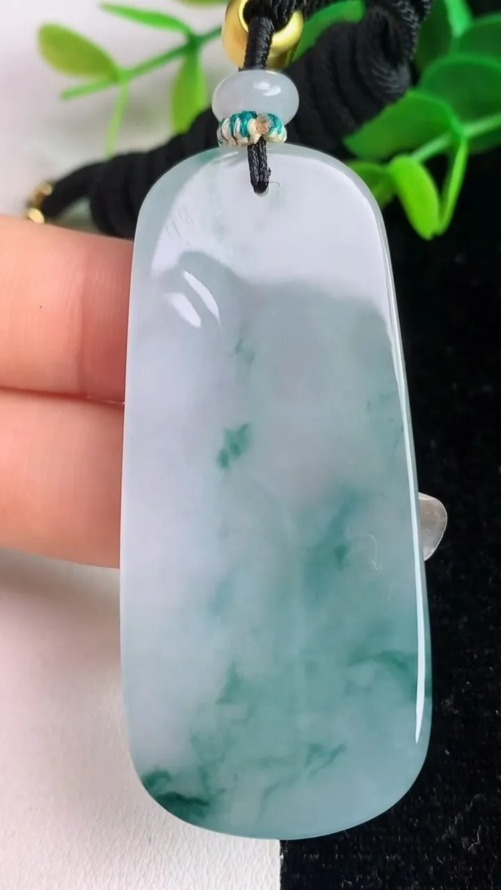 天然A货翡翠飘花观音菩萨吊坠，尺寸58-25.6-5.3，重量:23.20g
6月4日