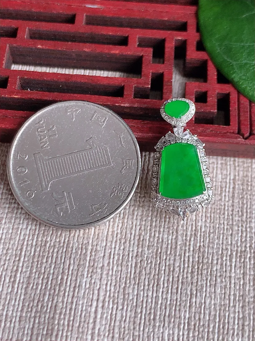 天然A货翡翠18K金伴阳绿无事牌吊坠尺寸22.8×11×8裸石9.7×8m量2.75g 0603