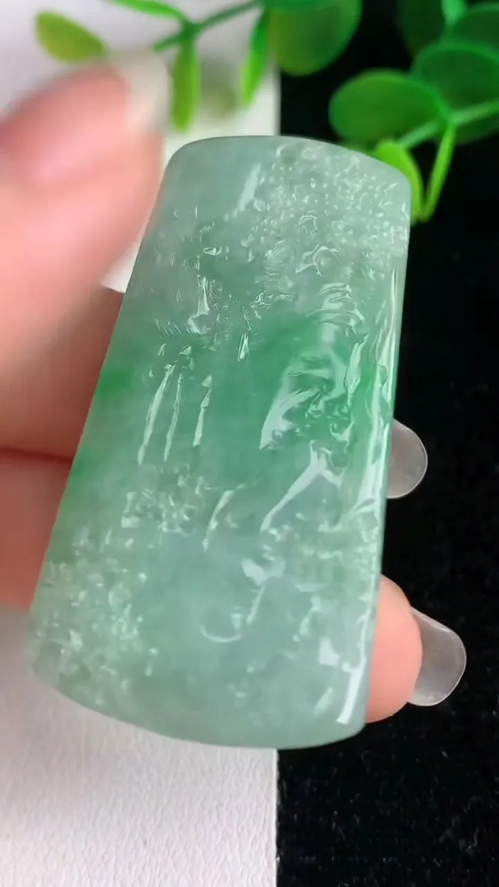 天然A货翡翠山水牌吊坠，尺寸49.4-25.7-9，重量:26.69g
6月4日