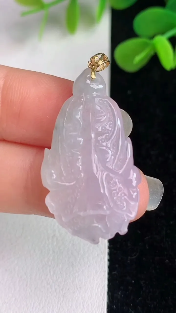 天然A货翡翠k金飘花白菜吊坠，尺寸30.6-18.8-6.2，重量:5.38g
6月4日
