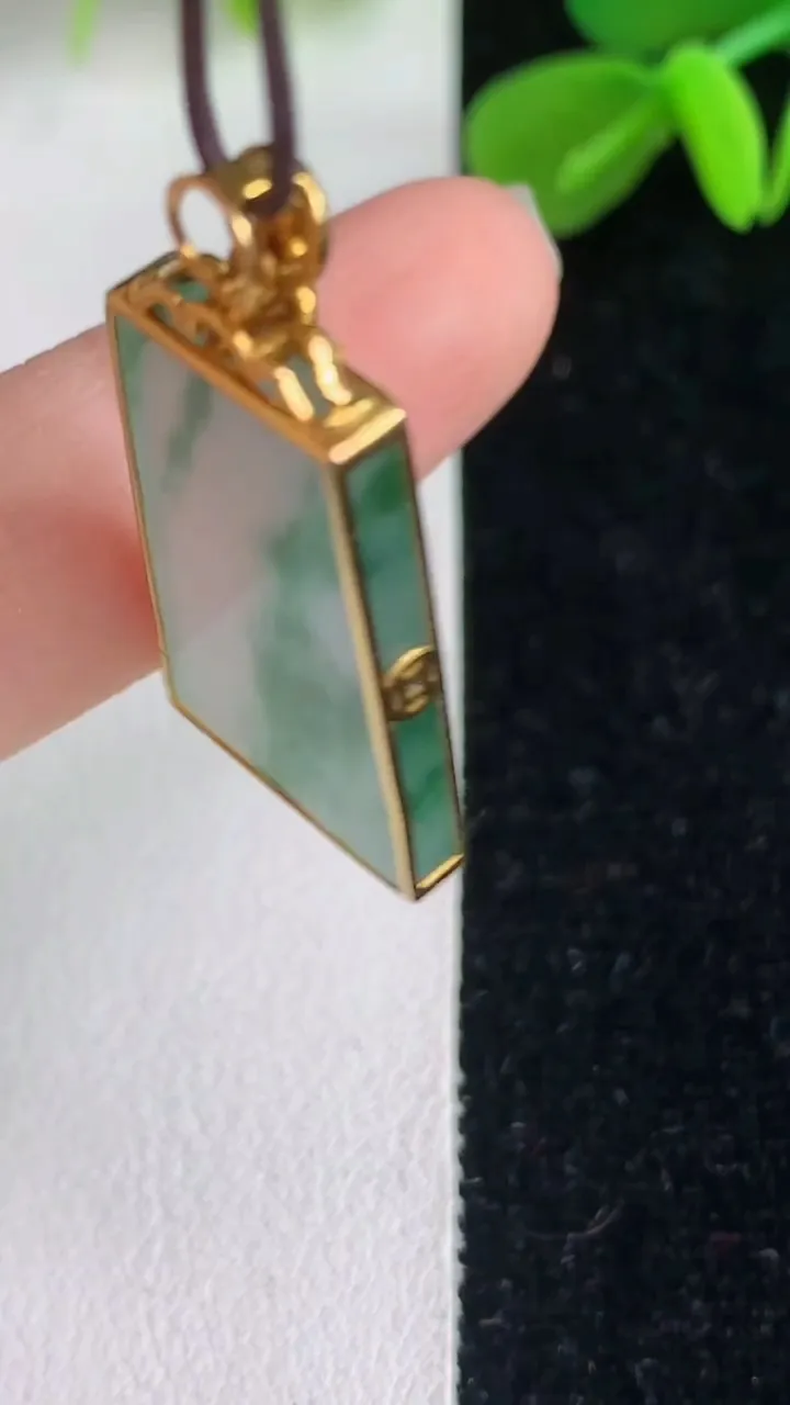 天然A货翡翠k金飘花无事牌吊坠，尺寸24-15-3.3，重量:3.90g
6月4日