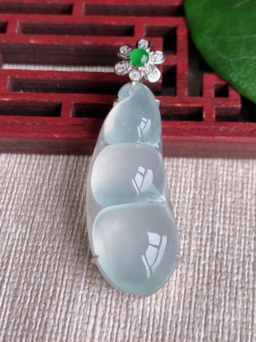 天然A货翡翠18K金伴白月光四季豆福豆平安豆吊坠尺寸41.6×32.8×13.2×8.4m量5.59