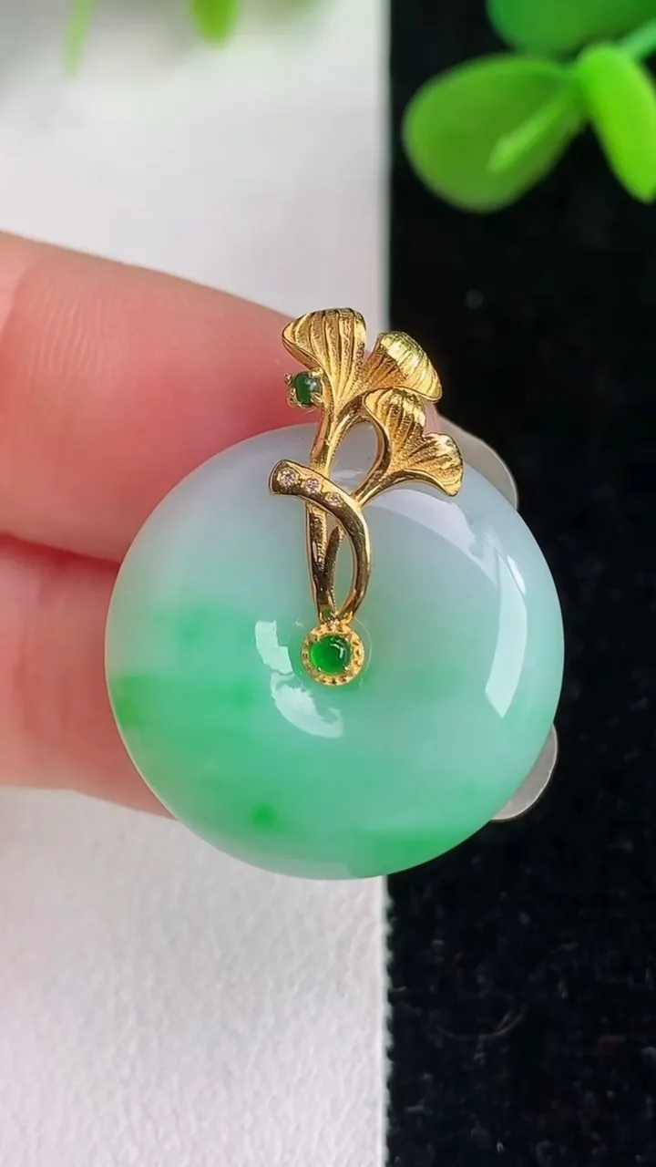 天然A货翡翠平安扣吊坠，尺寸21.2-5.8，重量:5.60g
6月4日