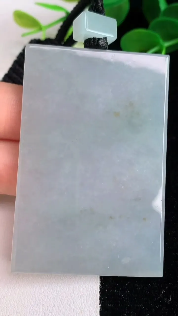 天然A货翡翠飘花无事牌吊坠，尺寸60-40-6，重量:53.31g
6月4日