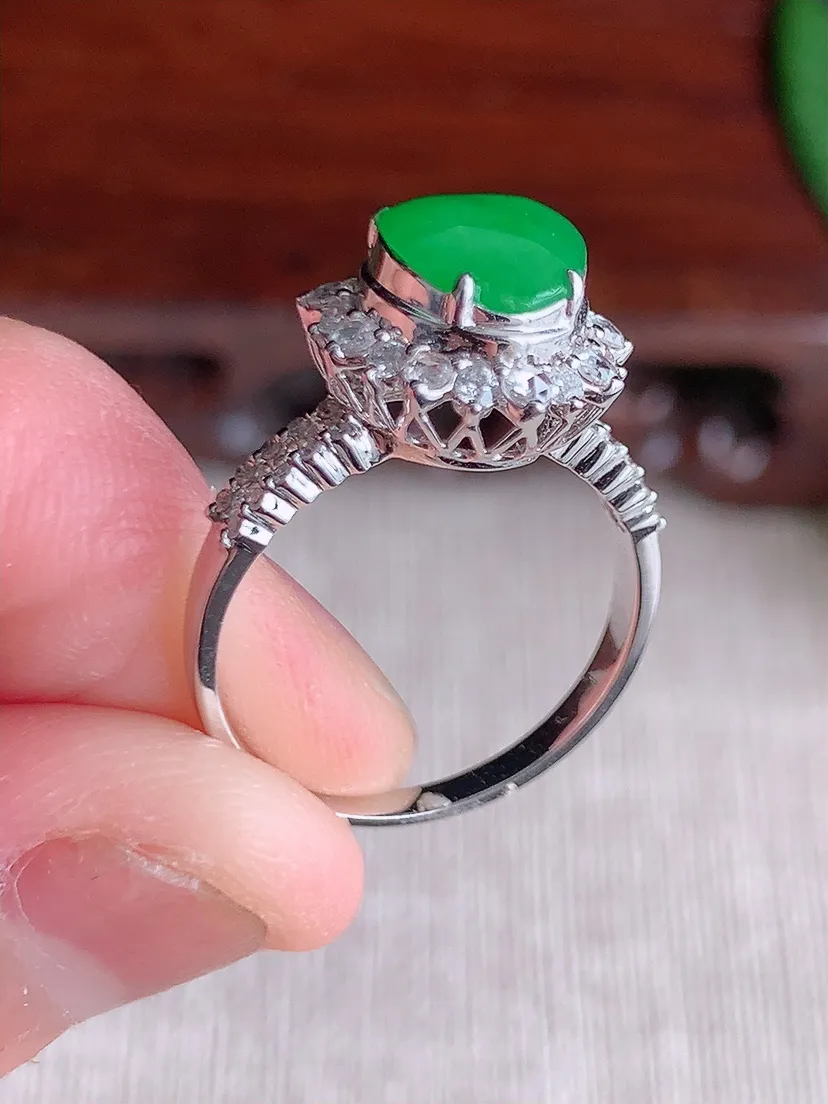 天然A货翡翠18K金伴钻镶嵌阳绿爱心戒指 圈口17裸石尺寸7×7mm 重量2.97g 0603