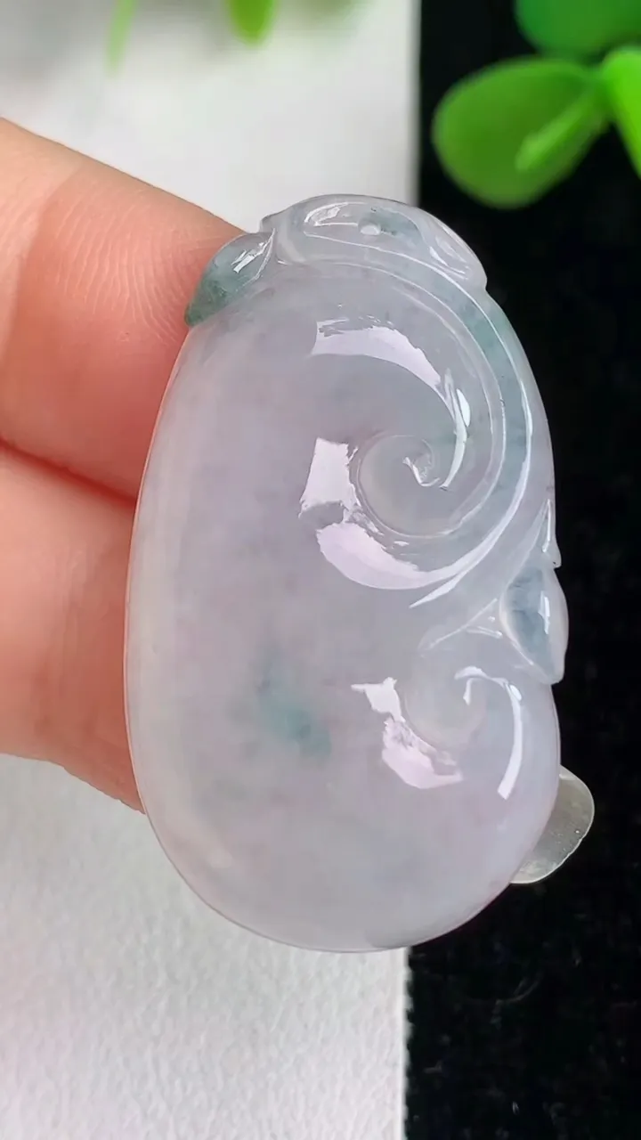 天然A货翡翠飘花如意吊坠，尺寸35.5-20.3-5，重量:7.54g
6月4日