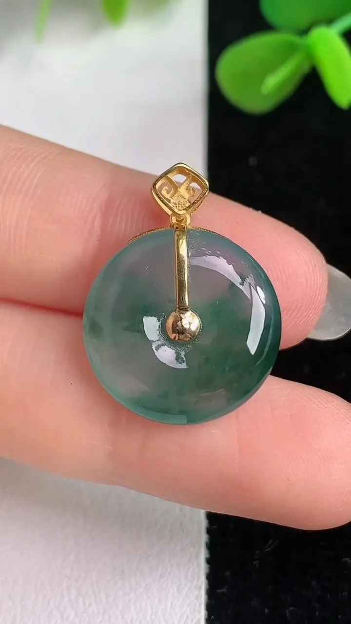 天然A货翡翠18金飘花平安扣吊坠，尺寸11.6-4.7，重量:3.21g
6月4日