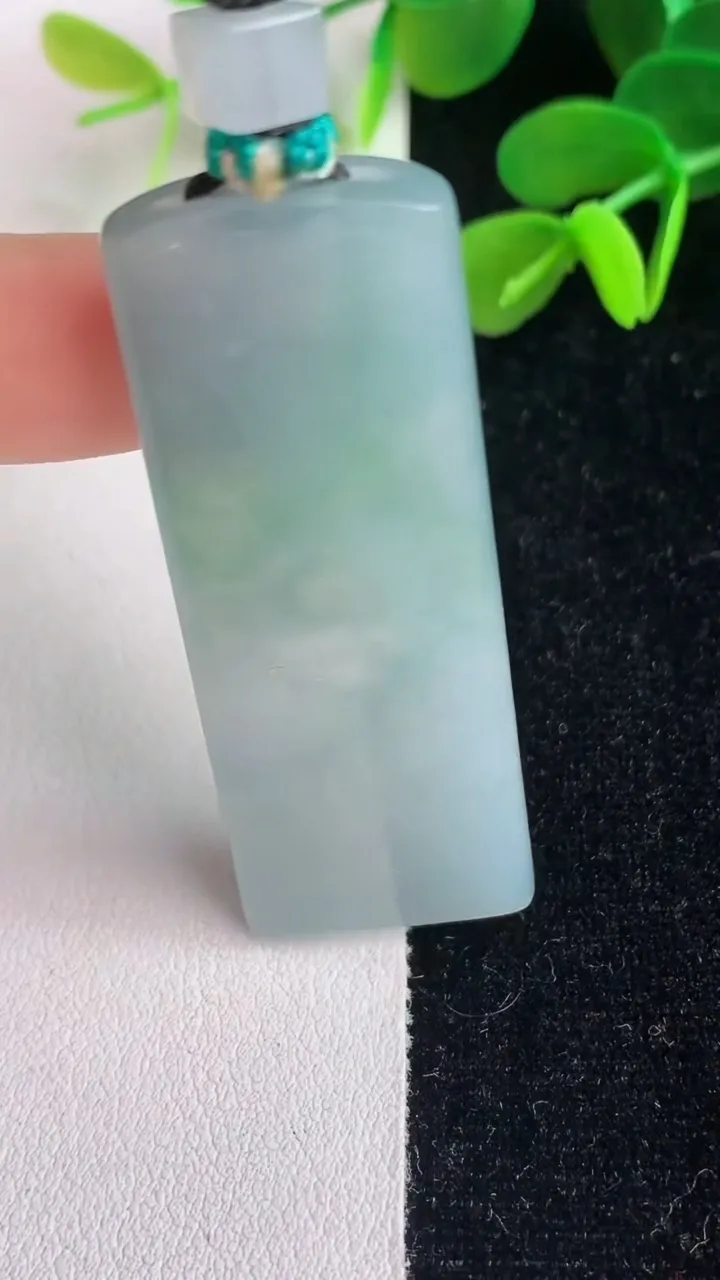 天然A货翡翠飘花龙牌吊坠，尺寸54.4-20.5-6，重量:22.87g
6月4日