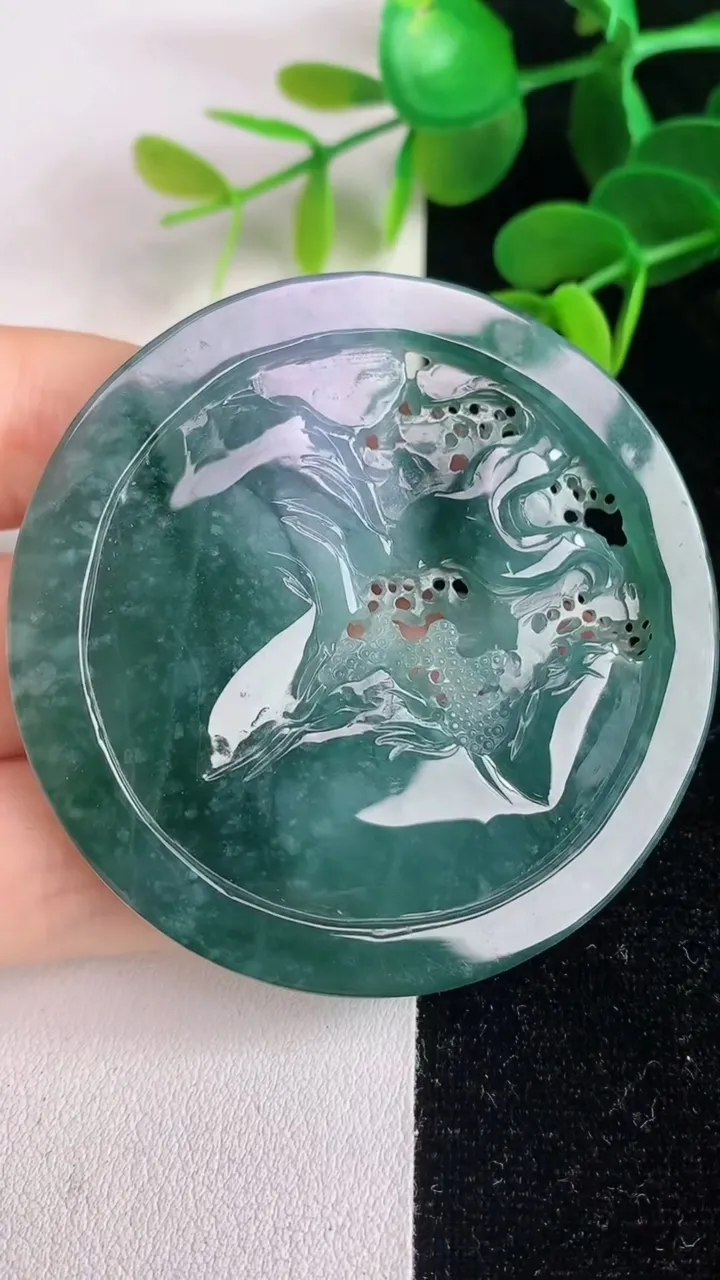 天然A货翡翠蓝水山水牌吊坠，尺寸56.2-5，重量:32.98g
6月4日