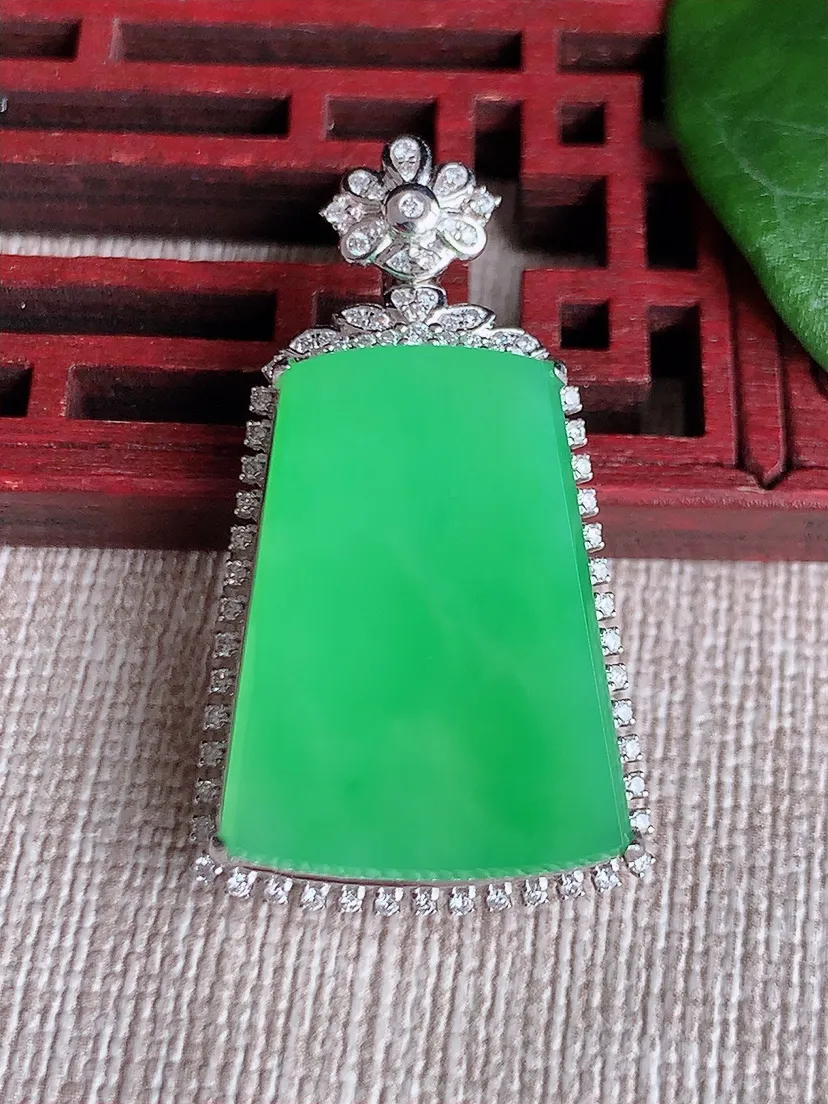 天然A货翡翠18K金伴甜绿无事牌吊坠尺寸35.3×20×8裸石23×16.7m量8.47g 0604
