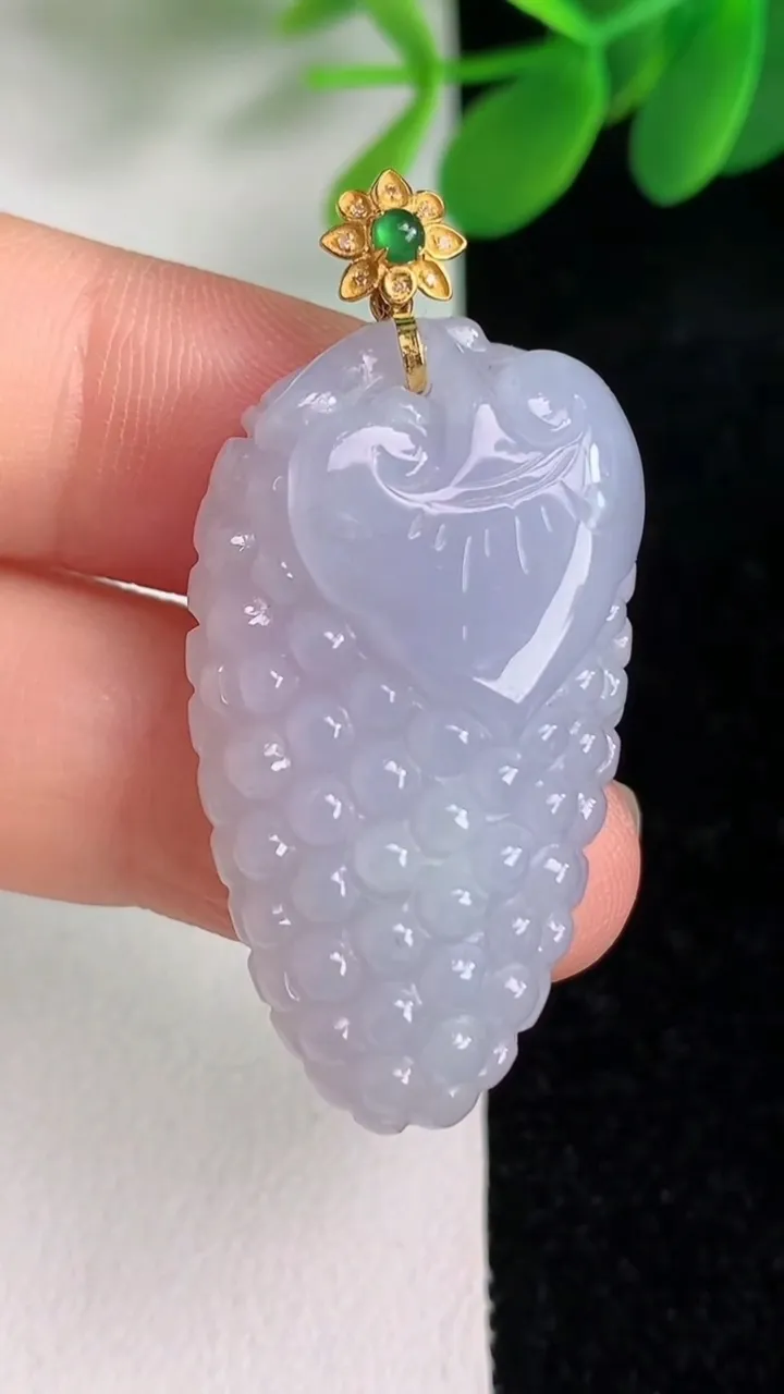 天然A货翡翠18k金紫罗兰多福多子葡萄吊坠，尺寸35.2-19.6-9.6，重量:12.67g
6月5日